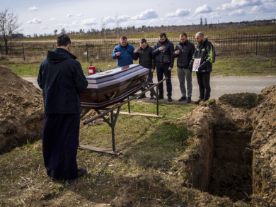 Похорон 37-річного Андрія Матвійчука, який служив воїном територіальної оборони, був схоплений і вбитий російською армією в Бучі, 12 квітня 2022 року, фото: AP Photo/Родріґо Абд