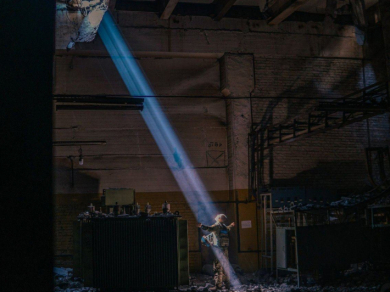 Захисник Маріуполя у промені світла на «Азовсталі», фото: Instagram / Дмитро Козацький