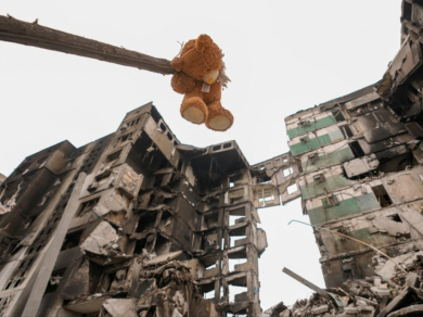 Дитяча іграшка висить на гілці пошкодженого дерева біля житлового будинку, зруйнованого під час масштабного вторгнення росії в Україну, Бородянка, 5 квітня 2022 року, фото: AP/Vadim Dhirda