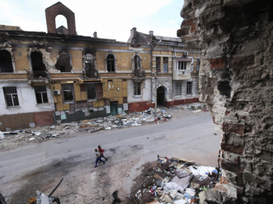 Діти посеред зруйнованого росіянами Маріуполя, 25 травня 2022 року, фото: AP