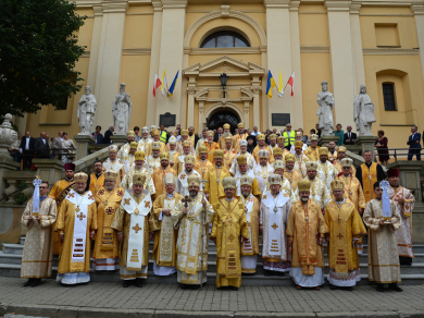 Члени Синоду Єпископів УГКЦ в Перемишлі на святкуванні 325-ї річниці відновлення єдності Перемишльської єпархії з Римською Апостольською столицею, 9 вересня 2018 року
