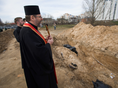Блаженніший Святослав молиться над братською могилою у Бучі, 7 квітня 2022 року, фото: УГКЦ / Олександр Савранський