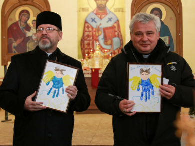 Блаженніший Святослав і кардинал Конрад Краєвський у Домі милосердя Святого Миколая у Львові, 10 березня 2022 року