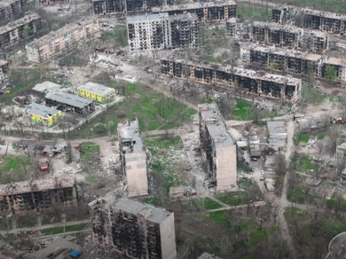 Маріуполь, де окупанти риють нові масові могили на тисячі людей, 25 квітня 2022 року, фото: Полк «Азов»