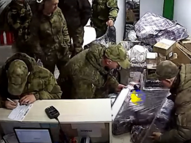 Російські мародери відправляють додому награбоване в Україні майно з відділення служби доставки у Мозирі, Білорусь