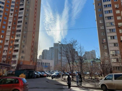 Небо над Києвом 25 лютого 2022 року, фото: Оксана Кадіївська