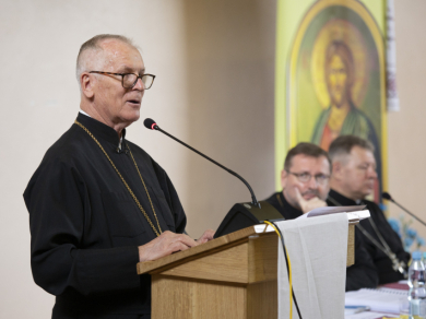 Владика Діонісій Ляхович виголошує доповідь на тему синодального шляху перед єпископами УГКЦ, 8 липня 2022 року, Перемишль