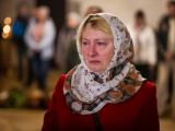 55-річна Ольга Жовтобрух плаче під час великоднього богослужіння у храмі в Бучі, 24 квітня 2022 року, фото: AP Photo/Emilio Morenatti
