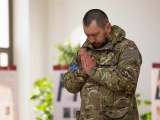 Військовослужбовець молиться в Патріаршому соборі Воскресіння Христового, 27 березня 2022 року, фото: УГКЦ / Олександр Савранський