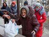Люди отримують гуманітарну допомогу в "Карітас-Київ", фото: Оксана Климончук