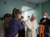 Папа Франциск у ватиканській лікарні "Bambino Gesù" відвідує українських дітей, 19 березня 2022 року, фото: Vatican Media