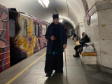 Отець Тома Кушка, ЧСВВ в київському метро, фото: FB / Йосафат Ковалюк