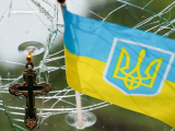 Прапор України на розбитому лобовому склі одного з автомобілів українських військових, Донецька область, 7 червня 2022 року, фото:REUTERS / Stringer