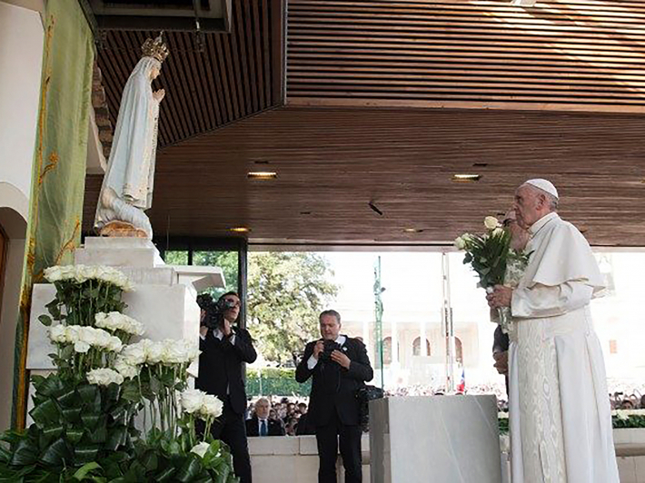 Папа Франциск молиться у каплиці об’явлень у Фатімі, в Португалії, 13 травня 2017 року, у 100-літній ювілей першого об’явлення Діви Марії трьом пастухам